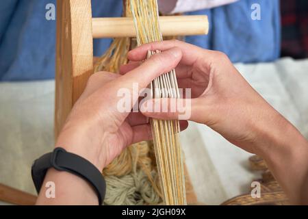 Une ancienne femme romaine fabrique des fils et des ragoûts à partir de laine d'époque. Reconstruction des événements de l'Empire romain Banque D'Images