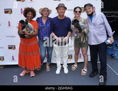 New York, États-Unis. 8th juillet 2022. Chasten Hammond, Randy Graff, Billy Crystal, Shoshanna Bean, David Paymer, Montrez deux chiots pour adoption à l'événement annuel d'adoption PET Barks de Broadway organisé par Bernadette Peters à Shubert Alley, New York. (Image de crédit : © Catherine Nance/SOPA Images via ZUMA Press Wire) Banque D'Images