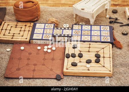 Moulin et Royal Ur jeu, populaire dans l'ancien romain. Reconstruction de jeux de société de l'Empire romain Banque D'Images