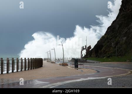 Vagues se brisant sur la nouvelle Promenade de San Sebastian pendant une tempête, Espagne Banque D'Images