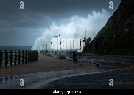 Vagues se brisant sur la nouvelle Promenade de San Sebastian pendant une tempête, Espagne Banque D'Images