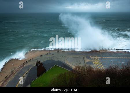 Vagues se brisant sur la nouvelle Promenade de San Sebastian pendant une tempête, Espagne Banque D'Images