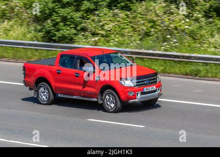 2013 rouge FORD RANGER LIMITED 4x4 doublecab DC8 TDCi 2198cc Diesel 6 vitesses automatique; sur l'autoroute M61, Manchester, Royaume-Uni Banque D'Images