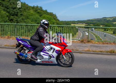 Femme motocycliste 1998 90s années 90 Grande moto Honda CBR600F 599cc ; motocycliste ; transport à deux roues, motos, véhicule, Routes, motos, motocyclistes motards en voiture à Chorley, Royaume-Uni Banque D'Images