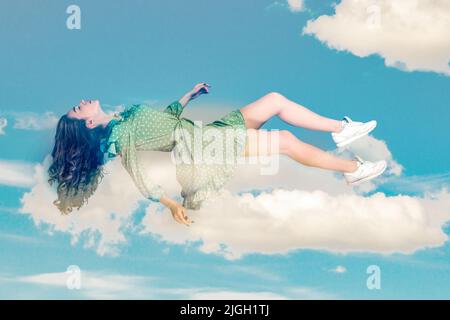 Flottant dans l'air. Décontracté fille dans une robe à volants vintage qui maintient les yeux fermés, dormant en vol à mi-vol avec un rêve paisible et confortable dans le ciel. Composition de collage le jour ciel bleu ciel nuageux Banque D'Images