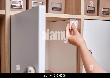 Installation d'une serrure magnétique à l'épreuve des enfants pour protéger les portes et les tiroirs des meubles de maison Banque D'Images