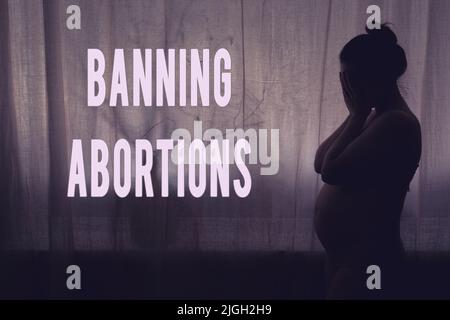 Inscription interdisant l'avortement et femme enceinte pleurant avec ses mains repliées près de son visage. Problèmes de grossesse, silhouette de la mère expectative à Banque D'Images