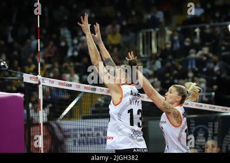 ISTANBUL, TURQUIE - 17 JANVIER 2022: Laura Heyrman et McKenzie Adams en action pendant Vakifbank vs Eczacibasi Turkish Sultans League match à Vakifb Banque D'Images