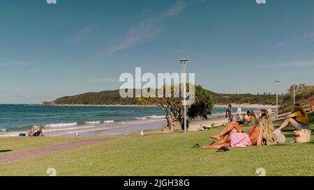 BYRON BAY, AUSTRALIE - 3 2021 NOVEMBRE : vue de l'après-midi sur le parc et la plage principale d'APEX Banque D'Images