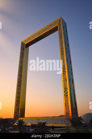 Dubaï, Émirats Arabes Unis, 16 novembre 2020 : Dubaï Frame Building au coucher du soleil. Cadre doré avec logo expo 2020. Banque D'Images