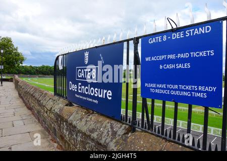 Chester, Royaume-Uni : 3 juillet 2022 : un panneau marque l'entrée de l'enceinte Dee et du stand Dee à l'hippodrome de Chester. Il s'agit d'une zone de visualisation non couverte. Banque D'Images