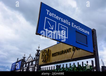 Chester, Royaume-Uni : 3 juillet 2022 : un panneau marque l'entrée de l'enceinte des Tattersalls et du restaurant 1539 de l'hippodrome de Chester. C'est le plus grand enclos Banque D'Images