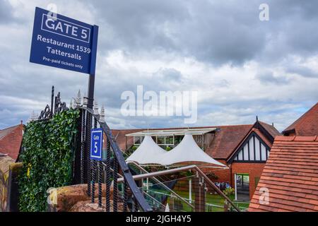 Chester, Royaume-Uni : 3 juillet 2022 : un panneau marque l'entrée de l'enceinte des Tattersalls et du restaurant 1539 de l'hippodrome de Chester. C'est le plus grand enclos Banque D'Images