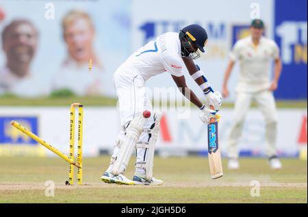 Galle, Sri Lanka. 11th juillet 2022. Prabath Jayasuriya, du Sri Lanka, est sous l'égide de Mitchell Starc, d'Australie, pendant les 4th jours du match de cricket de 2nd entre le Sri Lanka et l'Australie au stade international de cricket de Galle, à Galle, le 11th juillet 2022. Viraj Kothalwala/Alamy Live News Banque D'Images