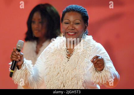 Étape. 12th juillet 2022. ARCHIVE PHOTO: Liz MITCHELL fête son anniversaire de 70th sur 12 juillet 2022, Boney M. Feat. Liz MITCHELL, chanteur, groupe vocal, sur scène.11/29/2006. Credit: dpa/Alay Live News Banque D'Images