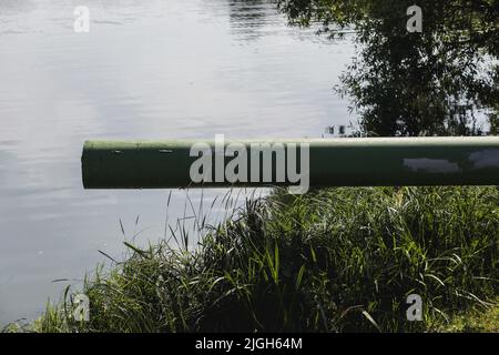 Vidange des eaux usées des tuyaux dans la rivière. Pollution du sol et de l'eau Banque D'Images