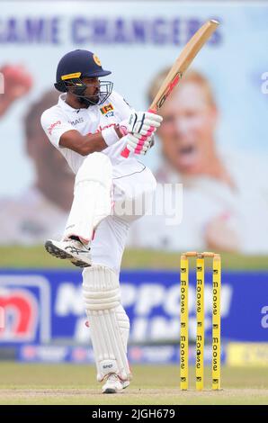 Galle, Sri Lanka. 11th juillet 2022. Dinesh Chandimal du Sri Lanka joue un tir pendant les 4th jours du match de cricket de 2nd entre le Sri Lanka et l'Australie au stade international de cricket de Galle, à Galle, le 11th juillet 2022. Viraj Kothalwala/Alamy Live News Banque D'Images