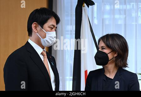 Tokio, Japon. 11th juillet 2022. Annalena Baerbock (Bündnis 90/Die Grünen), ministre des Affaires étrangères, rencontre Takayuki Kobayashi, ministre japonais de la sécurité économique. La ministre est en visite inaugurale au Japon. Credit: Britta Pedersen/dpa/Alay Live News Banque D'Images