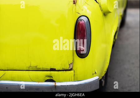 voiture jaune vintage. feu arrière. vue arrière. espace copie Banque D'Images