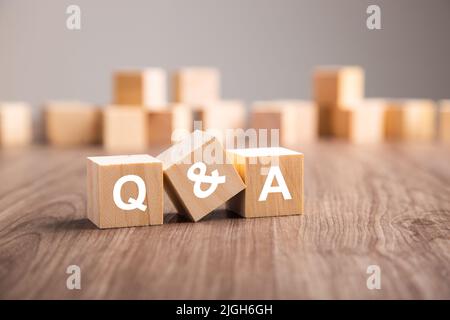 Trois cubes en bois avec les lettres Q et A. questions et réponses Q&A. concept Banque D'Images