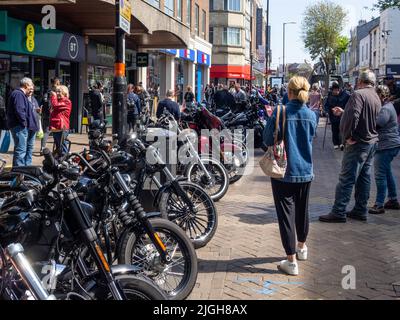 Doublure de motos Harley Davidson Abington Street dans le centre-ville de Northampton, Royaume-Uni ; partie d'un collecteur de fonds de bienfaisance annuel Banque D'Images
