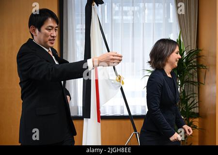 Tokio, Japon. 11th juillet 2022. Annalena Baerbock (Bündnis 90/Die Grünen), ministre des Affaires étrangères, rencontre Takayuki Kobayashi, ministre japonais de la sécurité économique. La ministre est en visite inaugurale au Japon. Credit: Britta Pedersen/dpa/Alay Live News Banque D'Images
