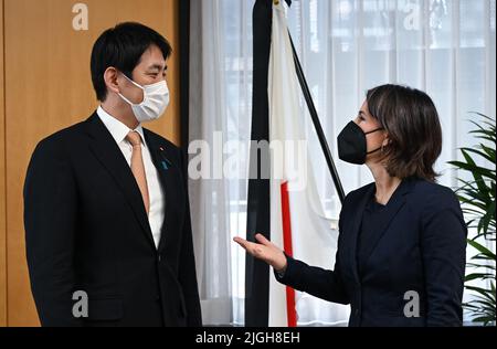 Tokio, Japon. 11th juillet 2022. Annalena Baerbock (Bündnis 90/Die Grünen), ministre des Affaires étrangères, rencontre Takayuki Kobayashi, ministre japonais de la sécurité économique. La ministre est en visite inaugurale au Japon. Credit: Britta Pedersen/dpa/Alay Live News Banque D'Images