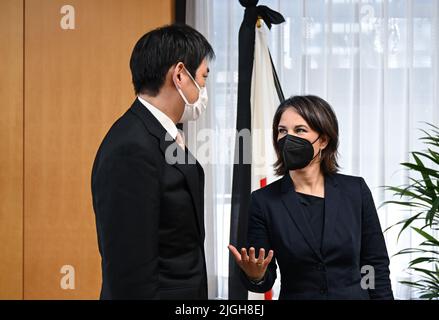 Tokio, Japon. 11th juillet 2022. Annalena Baerbock (Bündnis 90/Die Grünen), ministre des Affaires étrangères, rencontre Takayuki Kobayashi, ministre japonais de la sécurité économique. La ministre est en visite inaugurale au Japon. Credit: Britta Pedersen/dpa/Alay Live News Banque D'Images