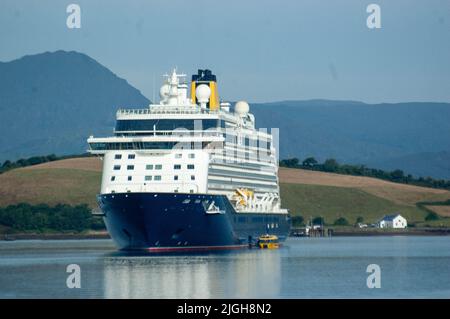 Bantry West Cork Ireland, lundi 11 juillet 2022 ; le bateau de croisière Spirit of Adventure est arrivé ce matin à Bantry Bay. Le navire britannique, transportant 750 passagers, a amarré à 7,30AM, où les passagers ont débarqué et ont effectué des excursions d'une journée au Mizen, à Bear Peninsula et à Killarney ainsi qu'à Bantry Town. Photo; Evan Doak crédit: Evan Doak/Alamy Live News Banque D'Images