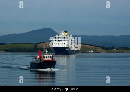 Bantry West Cork Ireland, lundi 11 juillet 2022 ; le bateau de croisière Spirit of Adventure est arrivé ce matin à Bantry Bay. Le navire britannique, transportant 750 passagers, a amarré à 7,30AM, où les passagers ont débarqué et ont effectué des excursions d'une journée au Mizen, à Bear Peninsula et à Killarney ainsi qu'à Bantry Town. La Maid of the Isles passe devant le paquebot pour recueillir le personnel pour travailler au terminal de pétrole de Whiddy. Crédit ED/Alamy Live News crédit: Evan Doak/Alamy Live News Banque D'Images