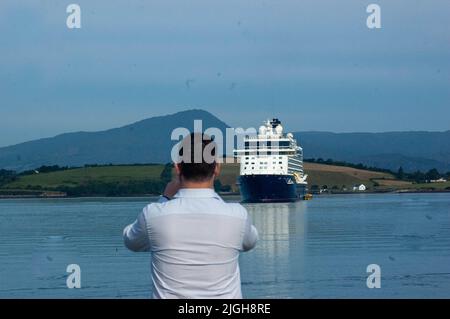 Bantry West Cork Ireland, lundi 11 juillet 2022 ; le bateau de croisière Spirit of Adventure est arrivé ce matin à Bantry Bay. Le navire britannique, transportant 750 passagers, a amarré à 7,30AM, où les passagers ont débarqué et ont effectué des excursions d'une journée au Mizen, à Bear Peninsula et à Killarney ainsi qu'à Bantry Town. Patrick Kilbane, de Hamilton Shipping, regarde le croiseur. Crédit ED/Alamy Live News crédit: Evan Doak/Alamy Live News Banque D'Images