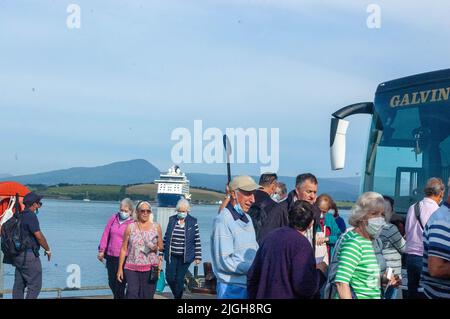 Bantry West Cork Ireland, lundi 11 juillet 2022 ; le bateau de croisière Spirit of Adventure est arrivé ce matin à Bantry Bay. Le navire britannique, transportant 750 passagers, a amarré à 7,30AM, où les passagers ont débarqué et ont effectué des excursions d'une journée au Mizen, à Bear Peninsula et à Killarney ainsi qu'à Bantry Town. Les passagers ont pris part à des excursions en bus de Galvin Dunmanway. Crédit ED/Alamy Live News crédit: Evan Doak/Alamy Live News Banque D'Images