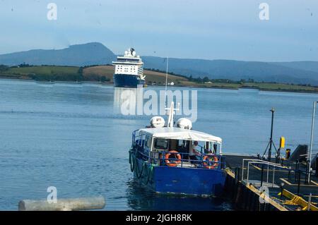 Bantry West Cork Ireland, lundi 11 juillet 2022 ; le bateau de croisière Spirit of Adventure est arrivé ce matin à Bantry Bay. Le navire britannique, transportant 750 passagers, a amarré à 7,30AM, où les passagers ont débarqué et ont effectué des excursions d'une journée au Mizen, à Bear Peninsula et à Killarney ainsi qu'à Bantry Town. Le Fhoaide d'Oilean, le ferry de l'île Whiddy, amarré à la jetée, avec Spirits of Adventure en arrière-plan. Crédit ED/Alamy Live News crédit: Evan Doak/Alamy Live News Banque D'Images