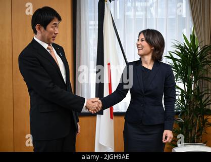 Tokio, Japon. 11th juillet 2022. Annalena Baerbock (Bündnis 90/Die Grünen), ministre des Affaires étrangères, rencontre Takayuki Kobayashi, ministre japonais de la sécurité économique. La ministre est en visite inaugurale au Japon. Credit: Britta Pedersen/dpa/Alay Live News Banque D'Images