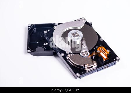 pièces internes d'un disque dur isolées sur un fond blanc, vue rapprochée de l'intérieur du disque dur Banque D'Images