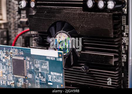 Empilez avec divers composants et cartes électriques d'ordinateur, concept de réparation et de mise à niveau, gros plan Banque D'Images