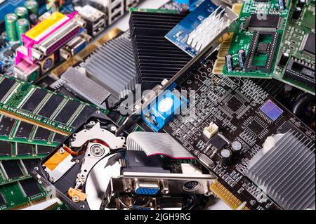 Empilez avec divers composants et cartes électriques d'ordinateur, concept de réparation et de mise à niveau, gros plan Banque D'Images