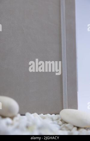 Carnet gris sur une montagne de rochers blancs. Magnifique produit de studio photo-hoot. Photo de haute qualité Banque D'Images