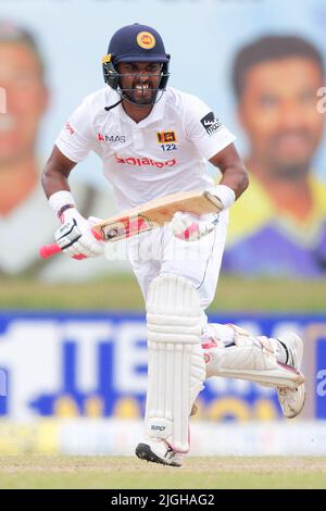 Galle, Sri Lanka. 11th juillet 2022. Dinesh Chandimal du Sri Lanka joue un tir pendant les 4th jours du match de cricket de 2nd entre le Sri Lanka et l'Australie au stade international de cricket de Galle, à Galle, le 11th juillet 2022. Viraj Kothalwala/Alamy Live News Banque D'Images