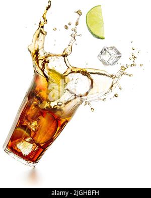 cocktail cuba libre éclaboussant isolé sur blanc Banque D'Images