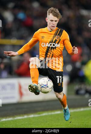 Photo du dossier datée du 22-02-2022 de Keane Lewis-Potter, de Hull City, qui Brentford devrait battre son record de transfert après avoir convenu d'un montant initial de 16million £ pour signer le milieu de terrain de Hull. Date de publication : lundi 11 juillet 2022. Banque D'Images