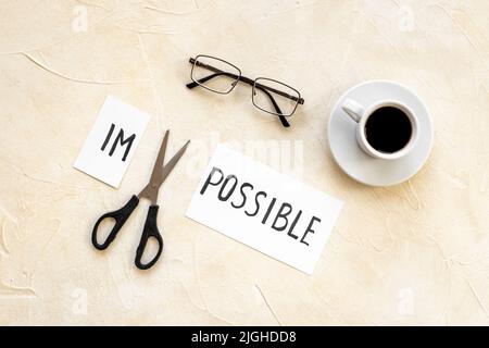 Recherche du concept de solution. Changement de mot impossible à possible avec des ciseaux Banque D'Images