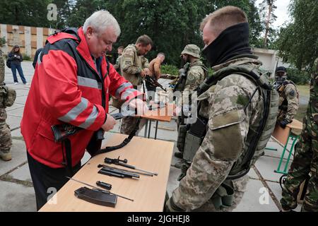 UKRAINE - 8 JUILLET 2022 - Un homme pratique la manipulation d'un fusil lors d'un exercice d'armes à feu organisé dans le cadre de sessions de formation régulières en préparation aux gros Banque D'Images