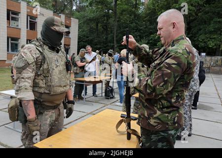 UKRAINE - 8 JUILLET 2022 - Un homme pratique la manipulation d'un fusil lors d'un exercice d'armes à feu organisé dans le cadre de sessions de formation régulières en préparation aux gros Banque D'Images