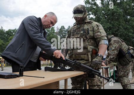 UKRAINE - 8 JUILLET 2022 - Un homme pratique la manipulation d'un fusil lors d'un exercice d'armes à feu organisé dans le cadre de sessions de formation régulières en préparation aux gros Banque D'Images