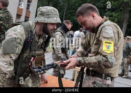 UKRAINE - 8 JUILLET 2022 - Un homme pratique la manipulation d'un fusil lors d'un exercice d'armes à feu organisé dans le cadre de sessions de formation régulières en préparation aux gros Banque D'Images