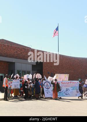 Harare, Zimbabwe. 4th juillet 2022. Les membres de la large Alliance contre les sanctions détiennent des pancartes anti-sanctions devant l'ambassade des États-Unis à Harare, au Zimbabwe, sur 4 juillet 2022. Credit: Tafara Mugwara/Xinhua/Alamy Live News Banque D'Images