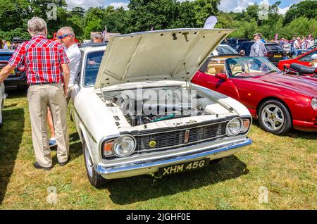 Avant d'une Ford Cortina 1968 en blanc avec son capot ouvert montrant la baie moteur vue au Berkshire Motor Show à Reading, Royaume-Uni Banque D'Images