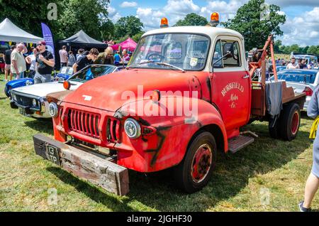 Vue avant d'un camion de remorquage Bedford de la série J d'époque avec un canapé-lit en bois installé comme un pare-chocs au Berkshire Motor Show à Reading, Royaume-Uni Banque D'Images