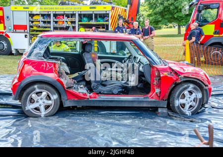 Une démonstration par le service des incendies au Berkshire Motor Show montrant chaud ils peuvent couper des parties d'une voiture pour extraire un occupant. Banque D'Images